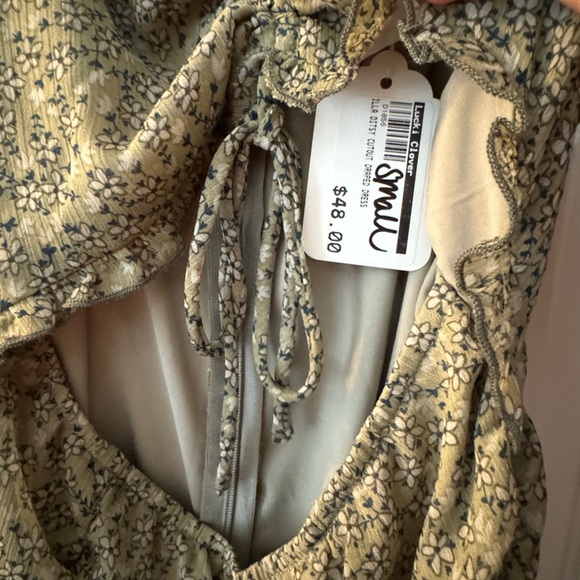 New adorable cutout dress - Picture 2 of 2